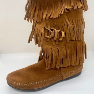 Minnetonka 3 Layer Fringe Boot Women’s Size 8